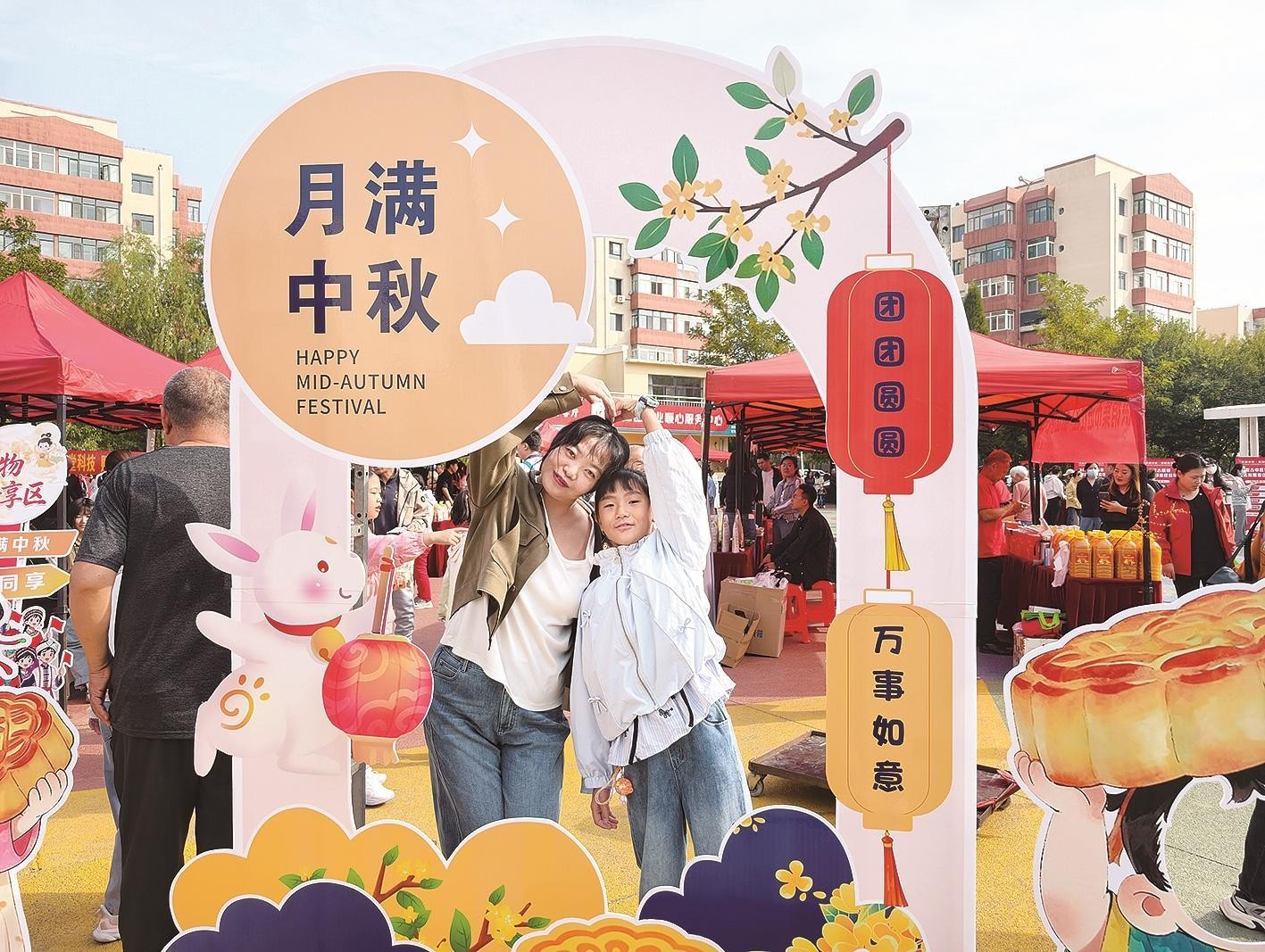 活动现场，市民打卡景点。