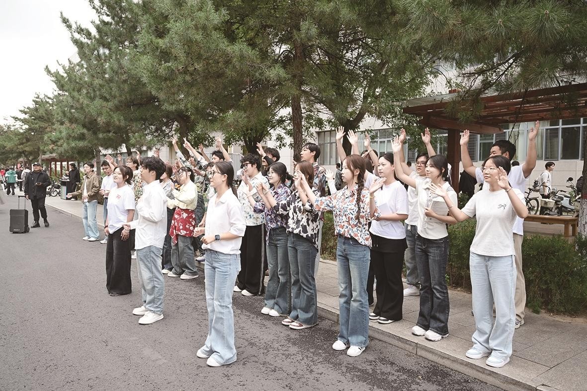 内科大学弟学妹们穿上复古的服饰，跳舞欢迎师哥师姐们回家。