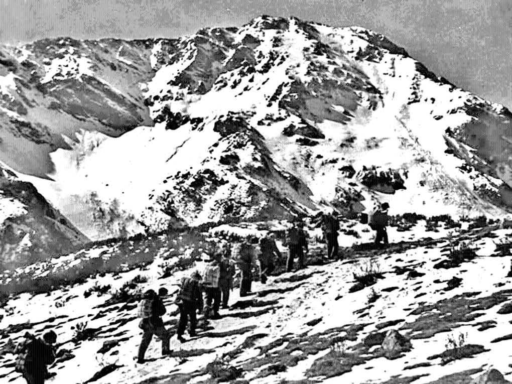 位于川康边界的夹金山，山顶终年积雪