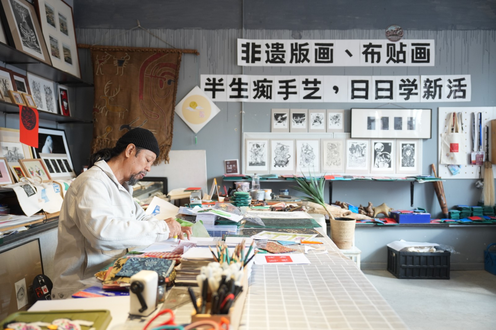 冯卫国在制作布贴画