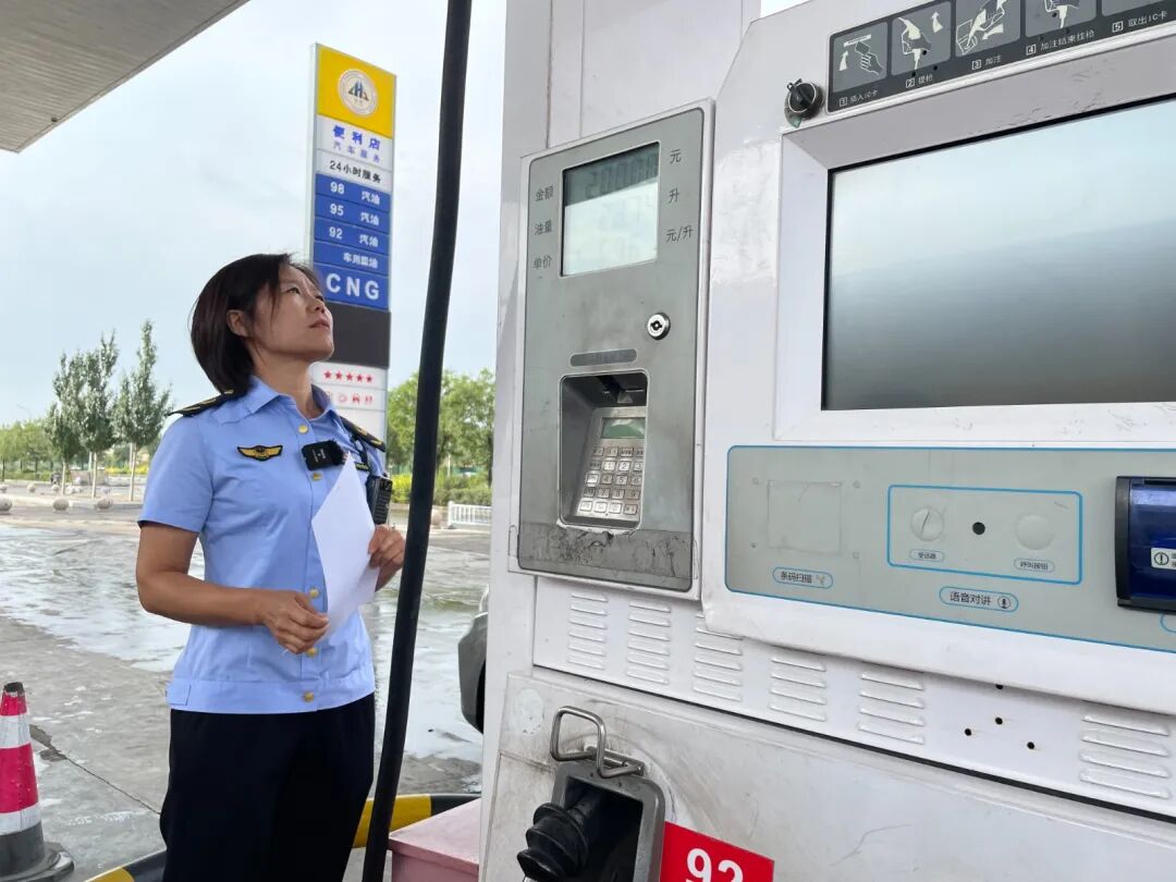 执法人员深入加油站进行检查(5505522)-20250916084124