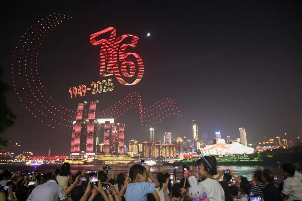 这是10月1日晚在重庆市南岸区拍摄的无人机灯光秀。新华社记者 黄伟 摄