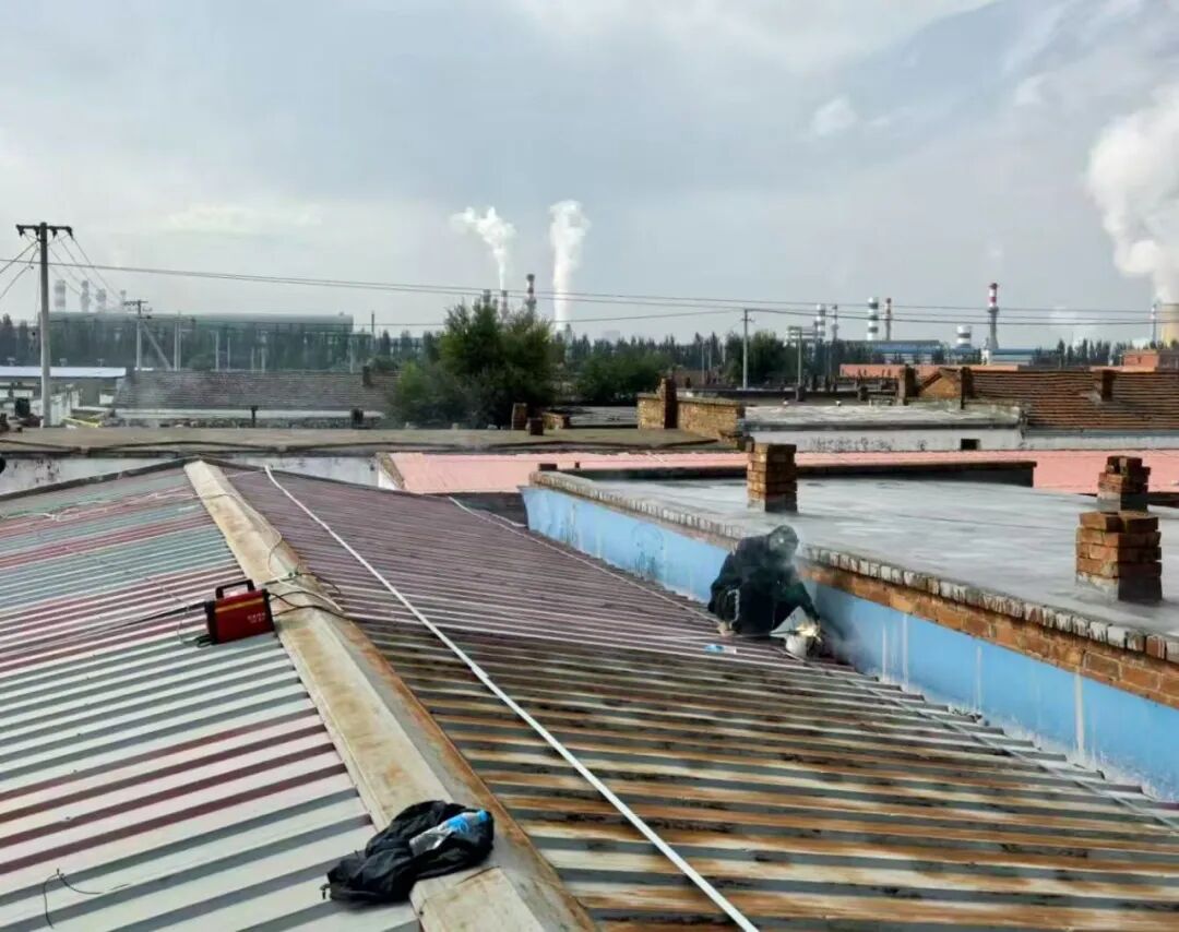 2025.10.31 包银高铁周边环境整治2.jpg