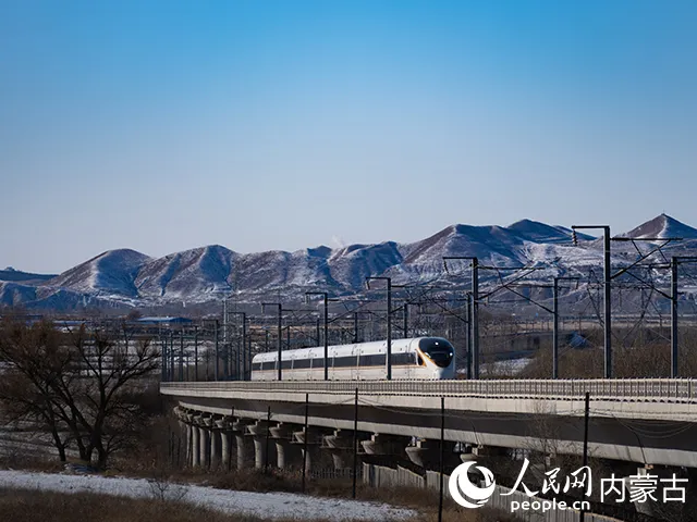 一列高铁行驶在京包客专乌兰察布段。杨睿迪摄