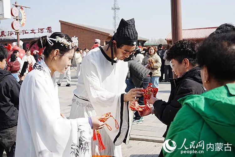 游客正在和现场演职人员互动。人民网记者 苗阳摄