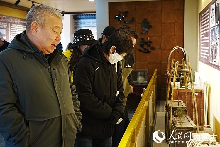 游客在黄河文化民俗展览馆参观。人民网记者 苗阳摄