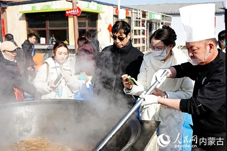 美味的开河鱼吸引游客打卡。人民网记者 苗阳摄