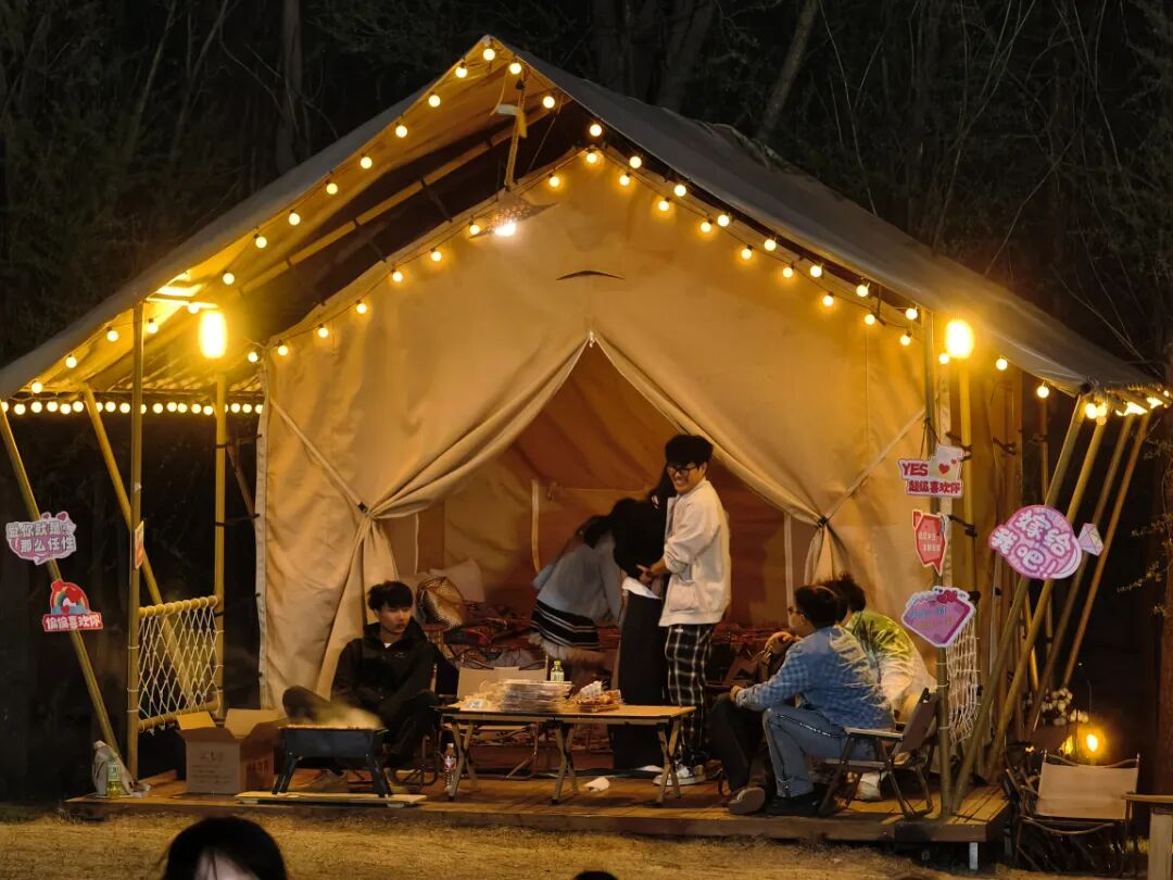 青年人才们一同进行户外烧烤 (2).jpg