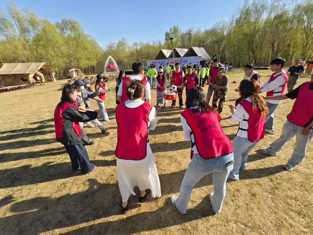 青年人才们进行团队游戏 (3).jpg