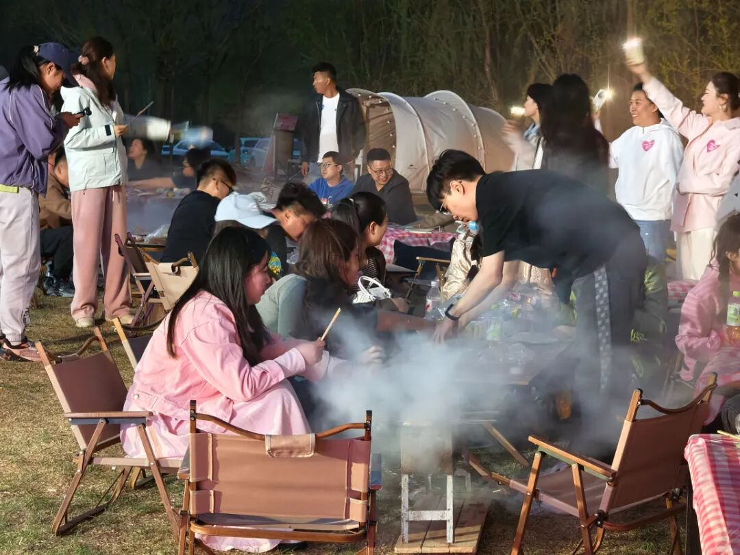青年人才们一同进行户外烧烤 (3).jpg