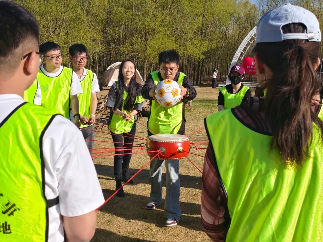 青年人才们进行团队游戏 (1).jpg