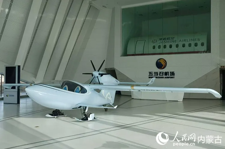 五当召机场内停放着水陆雪三栖运动飞机。受访者供图