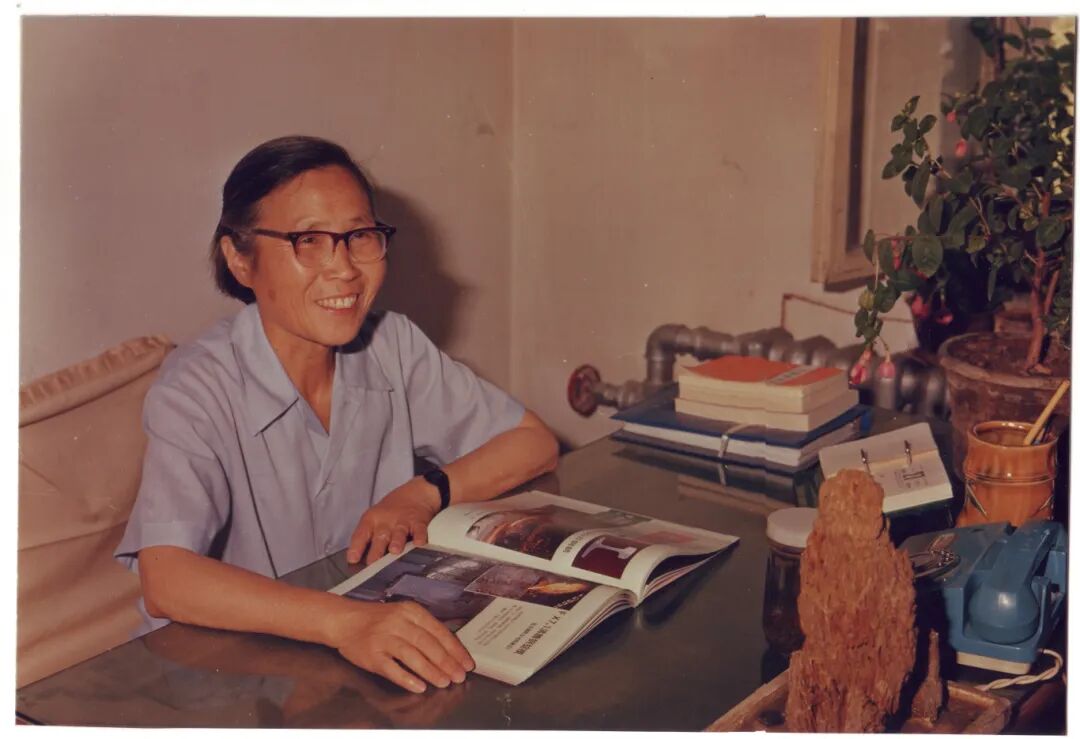 唐嗣孝在工作之余认真学习专业知识.jpg