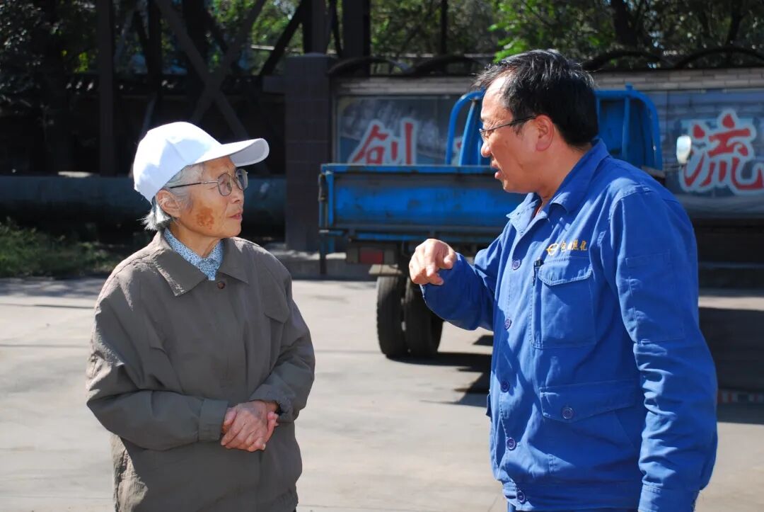 退休后的唐嗣孝依旧关心焦化厂的生产建设.JPG