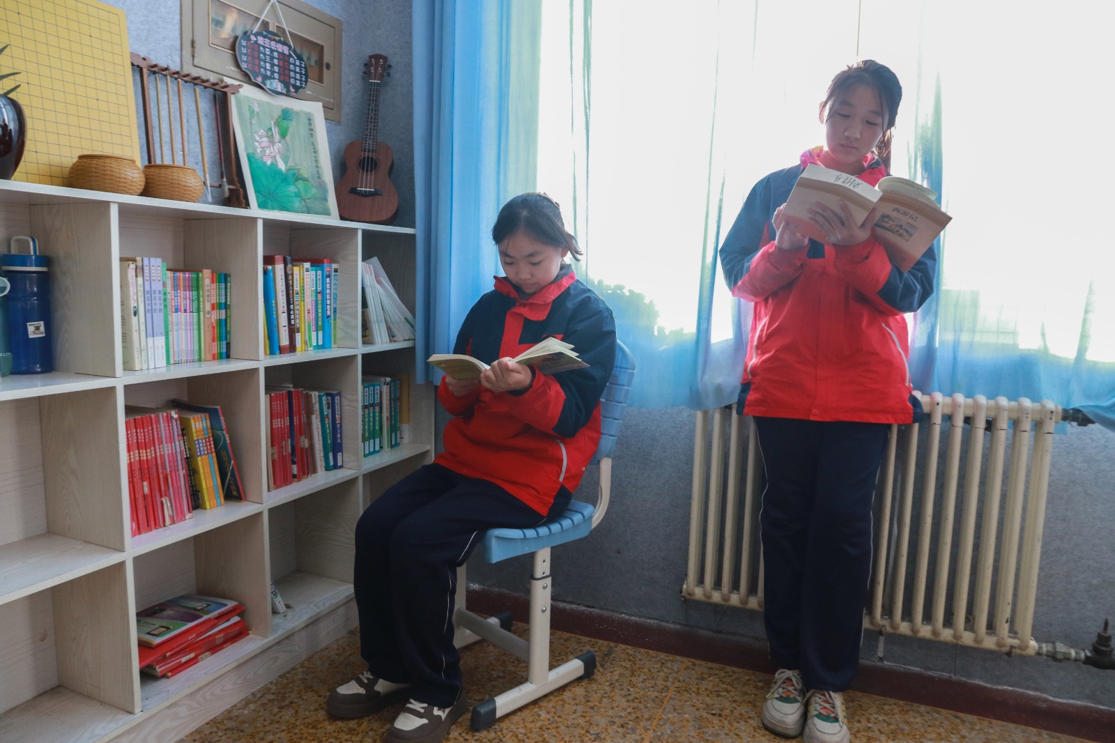 4-2023年10月7日,在山东省高密市四中文慧学校,中学生利用课间在教室