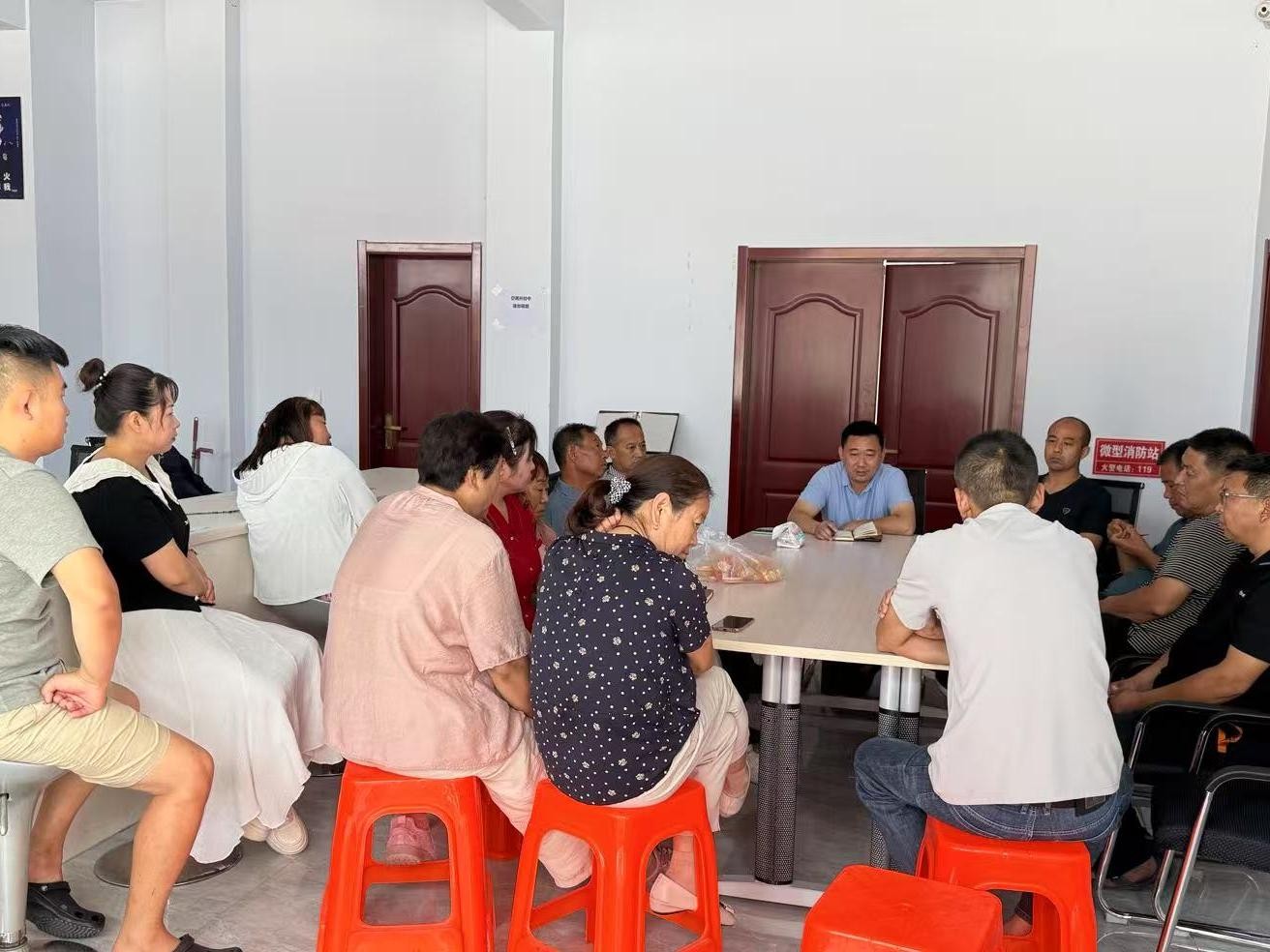 张鲁社区召开支部书记会议,安排图斑违建整治、防汛、防溺水、热线信访维稳、人居环境整治、大豆玉米套种等近期重点工作。