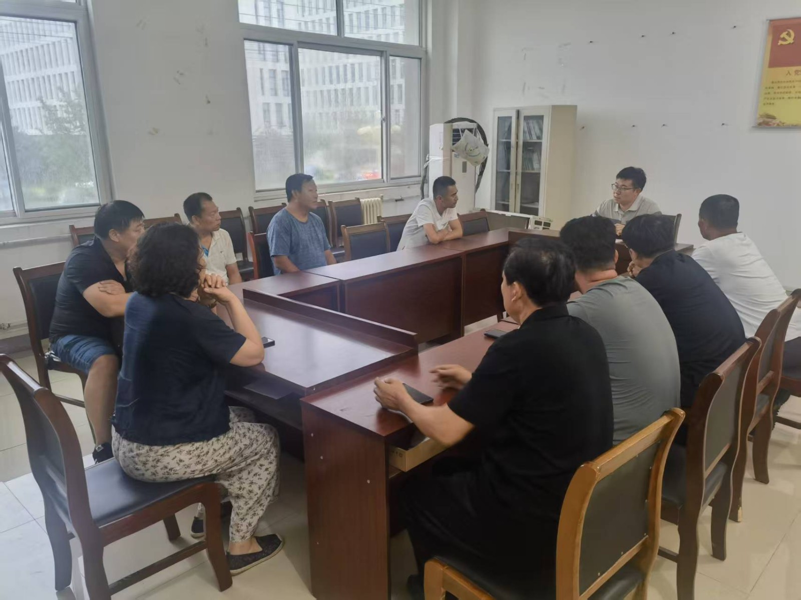 东牟社区召开支部书记会议,安排大豆玉米复合种植、防溺水、信访维稳热线、安全生产、养老保险、黑臭水体、八项规定等近期重点工作。