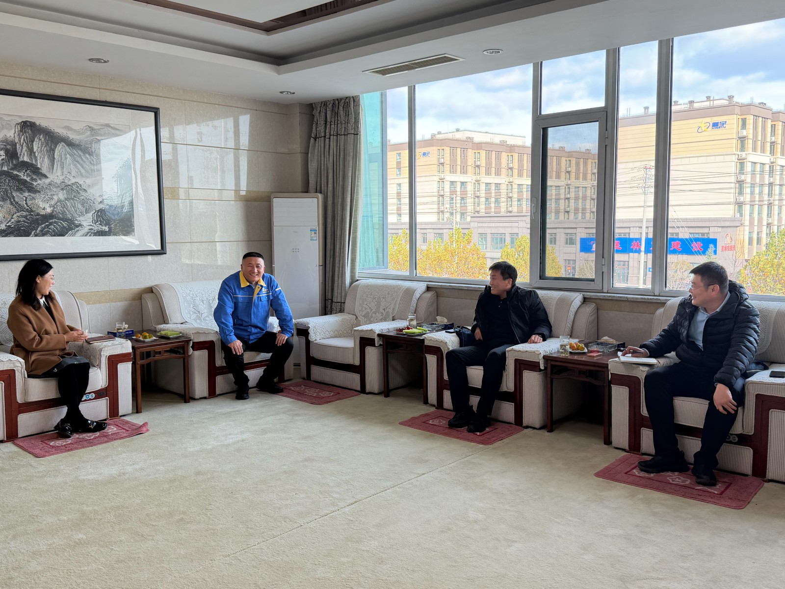 邹主任带队到我区登升劳保对企业经营情况调研。