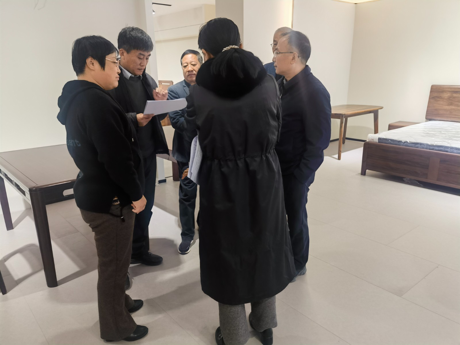 邹主任陪同李市长到企业研究建设用地完善手续。