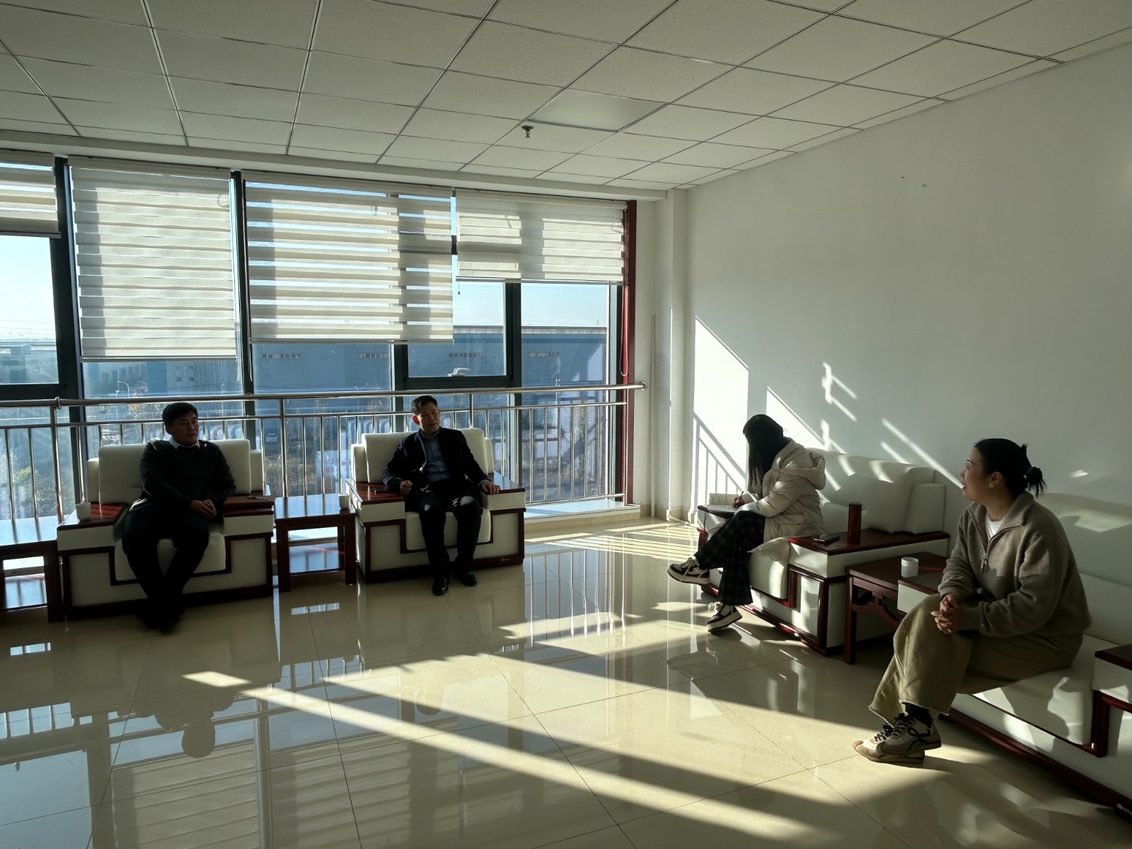 统计局闫局长、刘局长一行到我区调研，邹主任、李主任陪同。