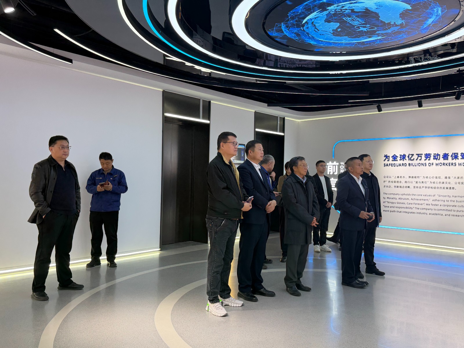 潍坊市侨联党组书记、主席窦秉杰，泰国侨领蔡善顺一行到我区星宇集团开展“侨助千企万品出海”泰国—高密双向投资交流活动，王书记陪同。