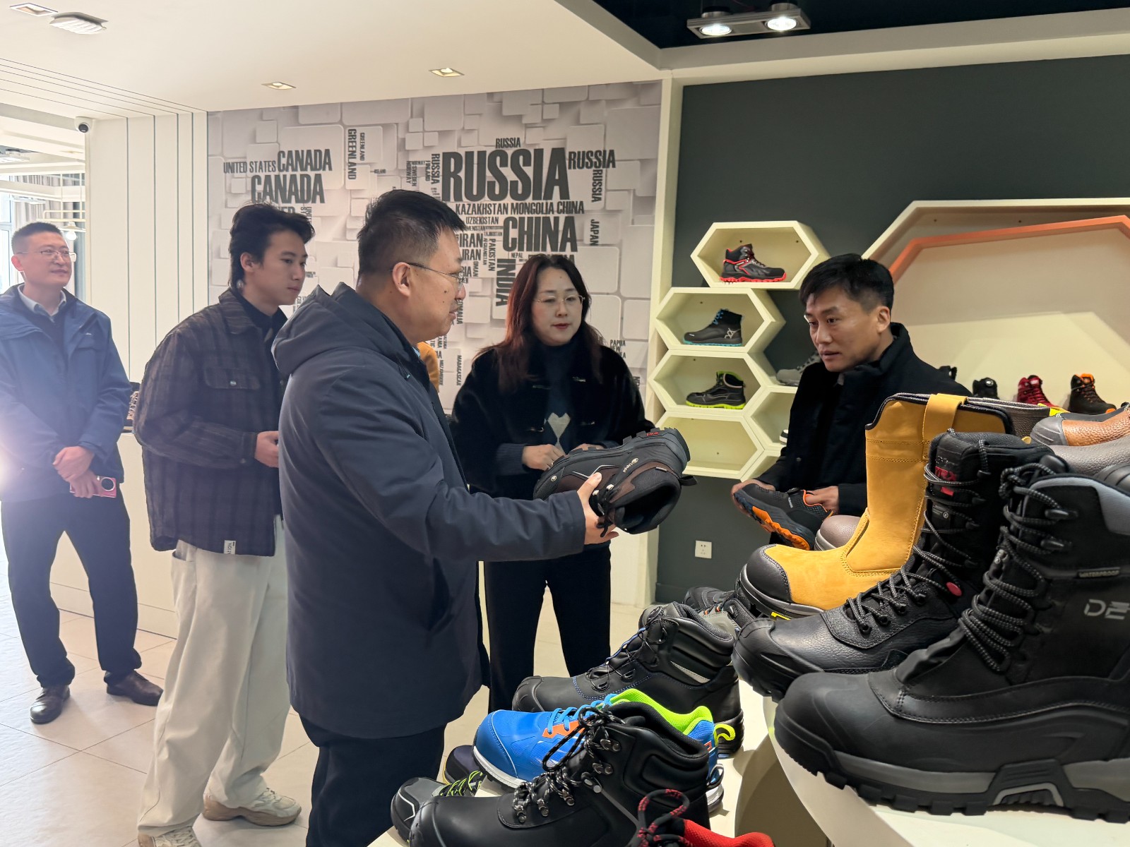 市纪委张书记到我区孚晟劳保调研,邹主任陪同。