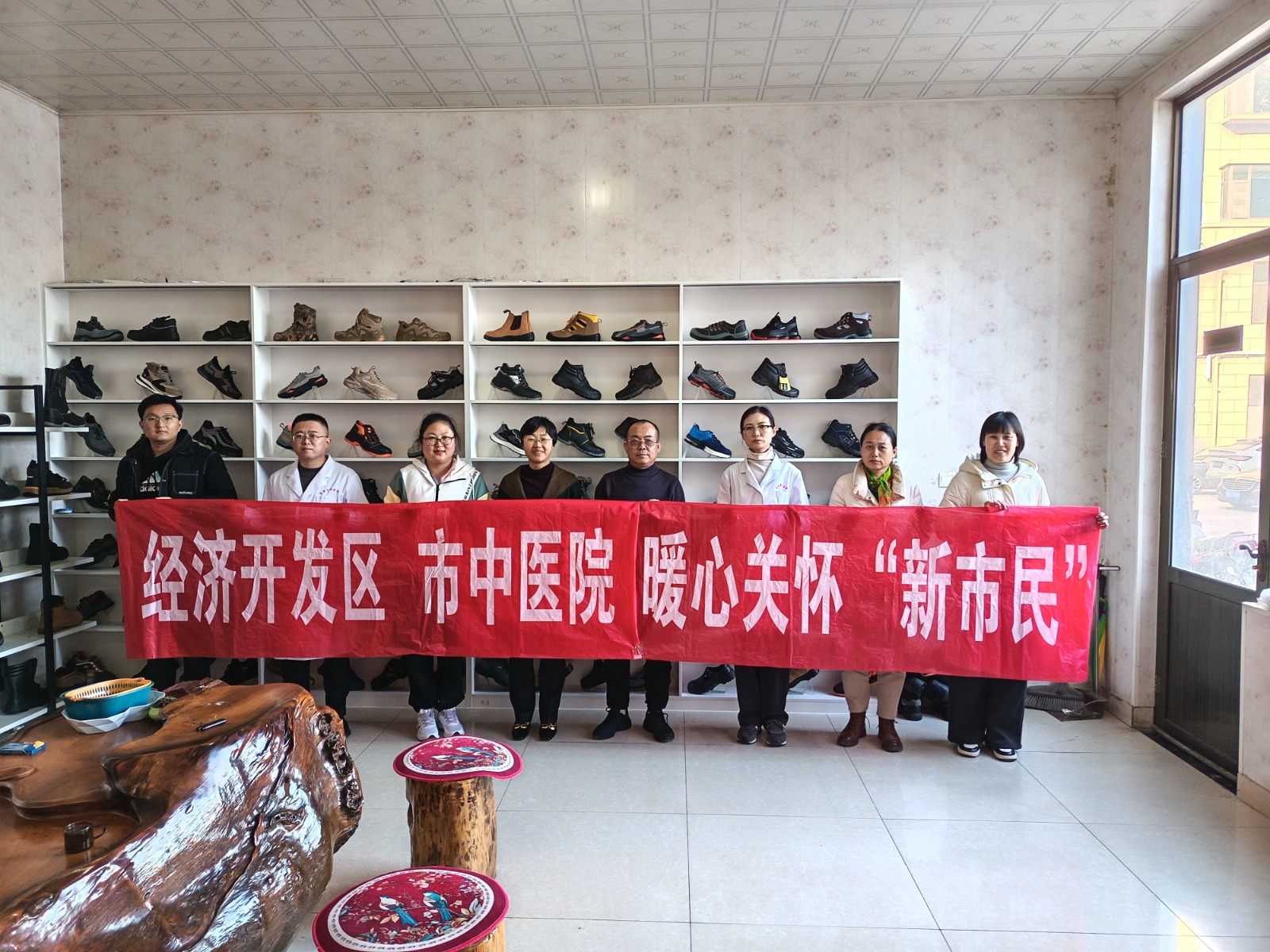 我区联合市中医院到顺保鞋业开展为职工免费健康查体活动。