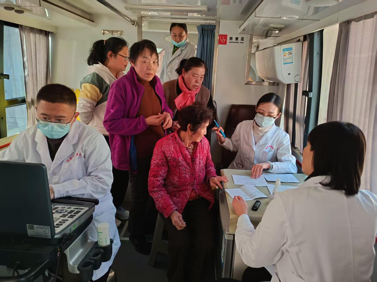 我区联合市中医院到顺保鞋业开展为职工免费健康查体活动。