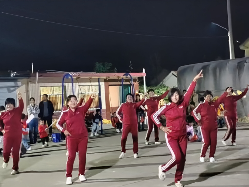 2025.3.10祝家庄村群众广场舞表演晚会(1).jpg