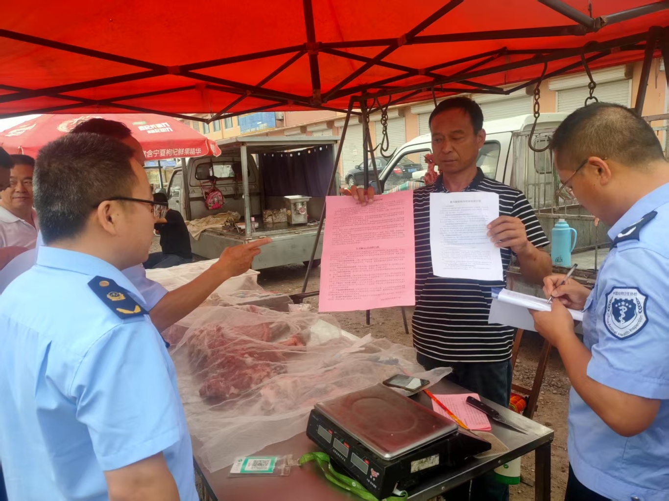 2大牟家站联合市场监督，综合执法在集市上对畜禽产品质量进行安全检查。.jpg