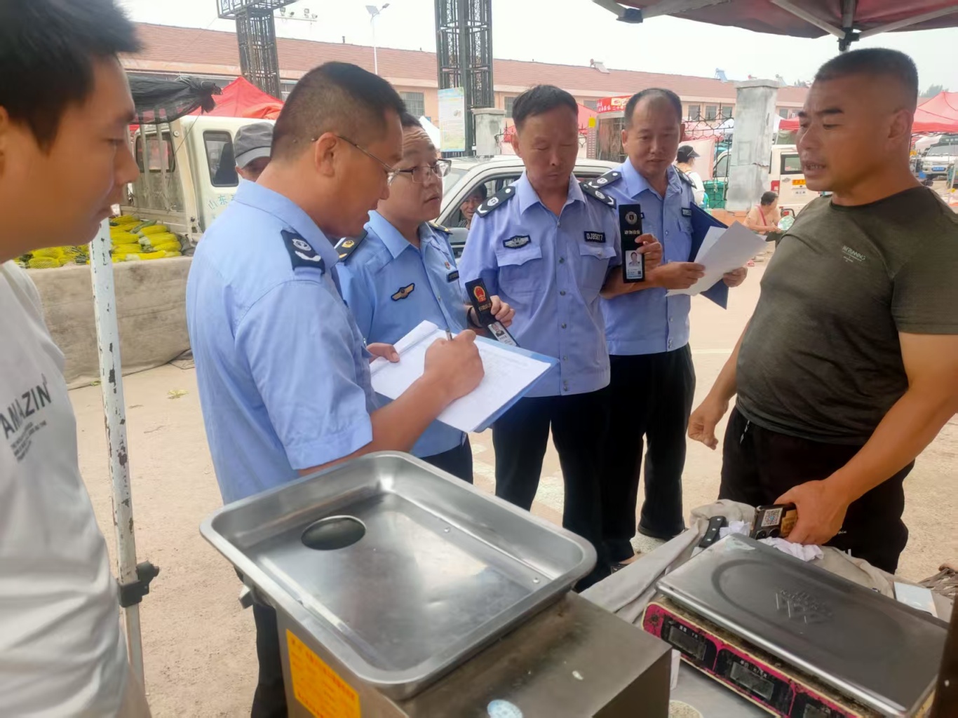2大牟家站联合市场监督，综合执法对集贸市场畜禽产品质量进行安全检查。.jpg