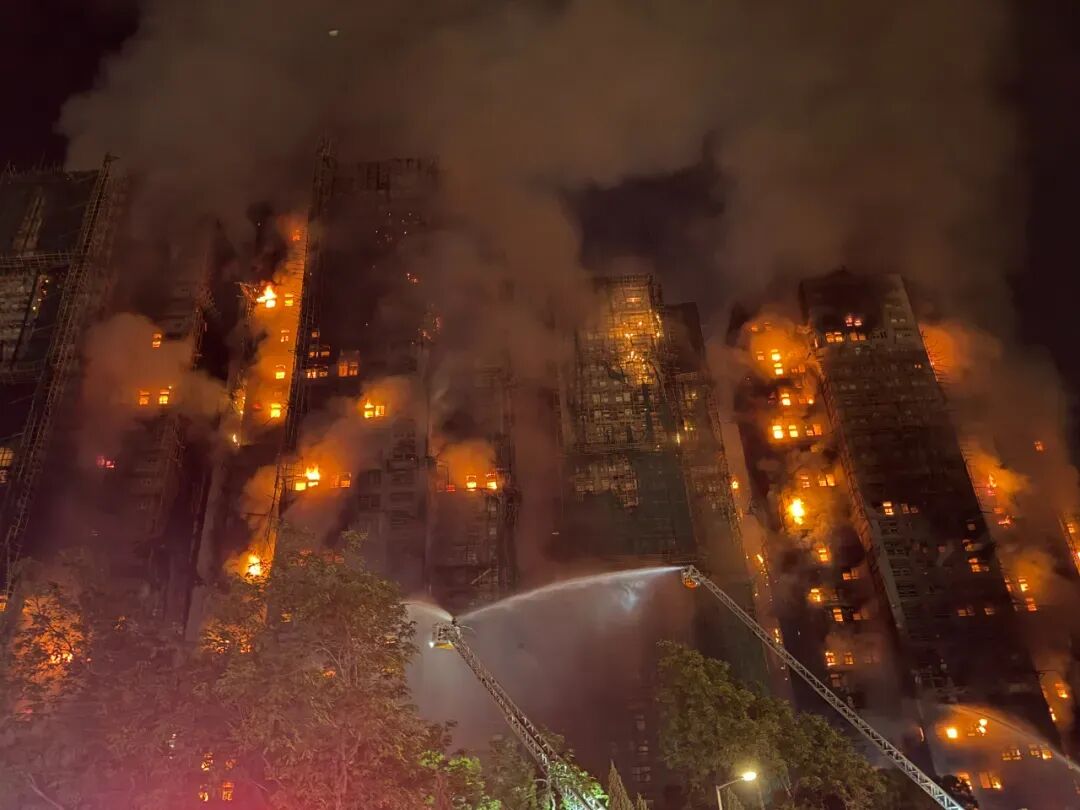 已有75人遇难！火灾前中后，香港宏福苑小区照片对比令人揪心……五级大火的五个谜团，应当被解答 | 每经网